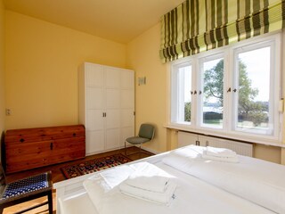 Schlafzimmer 1 mit Blick auf das fenster