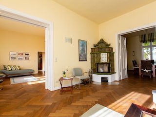 Das Wohnzimmer mit dem Kamin und Blick in die Zimmer