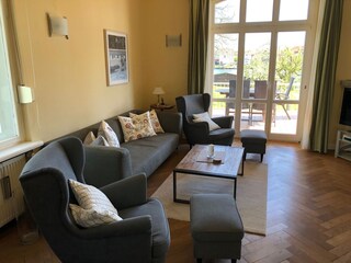 Das Wohnzimmer mit Seeblick und Zugang auf die Terrasse