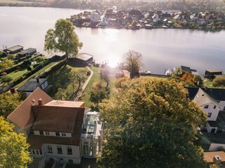 Die Villa Blanck mit dem See im Hintergrund