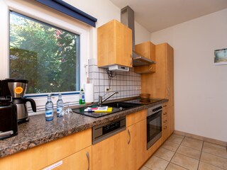 Die Küche mit Blick in den Garten