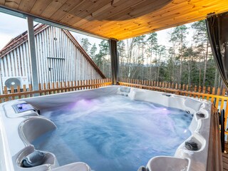 überdachter Jacuzzi im Außenbereich