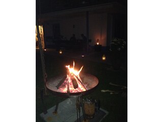 abendliches Grillen und Lagerfeuer