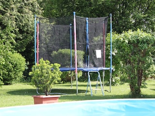 Trampolin im hauseigenen Garten