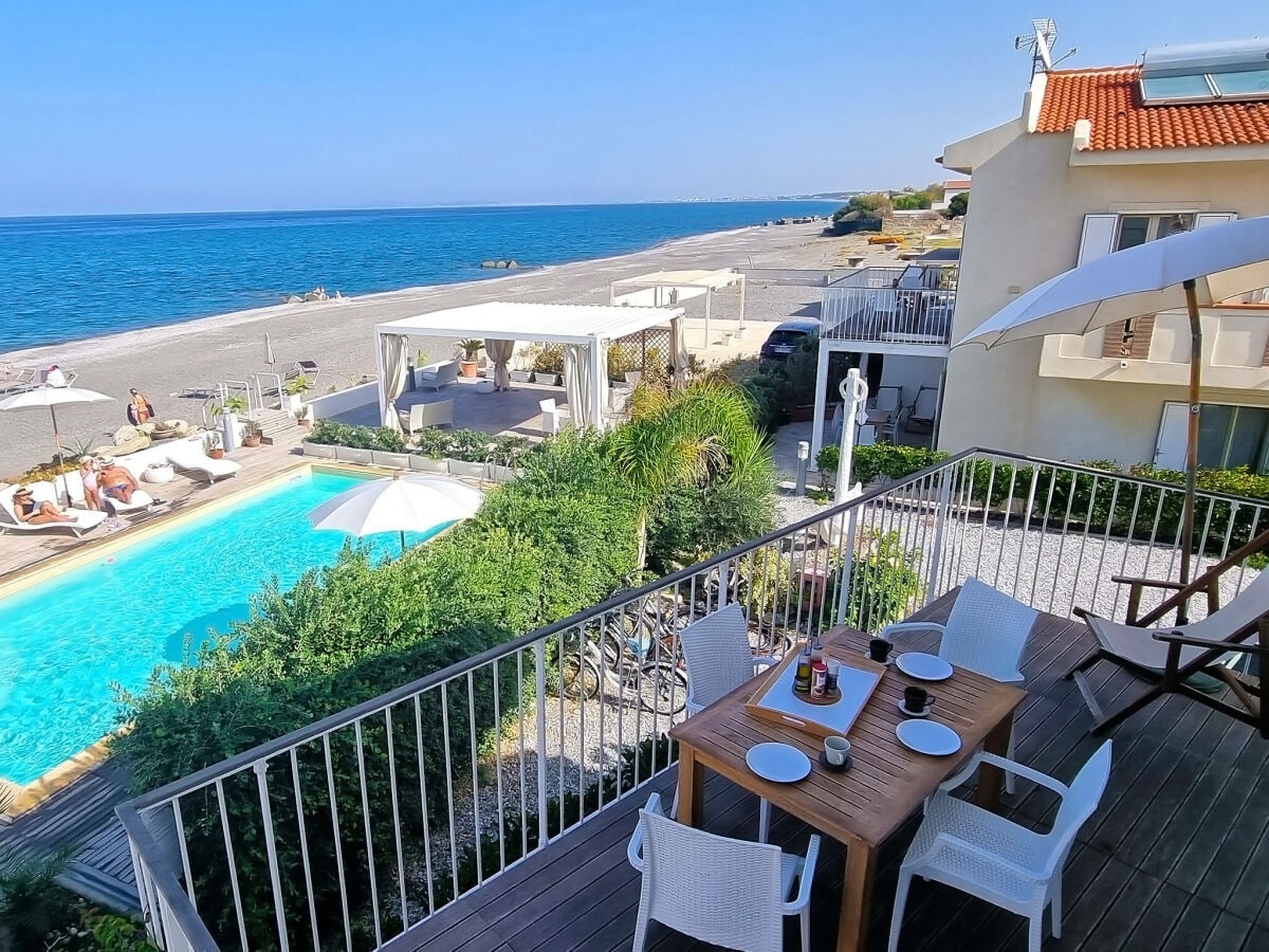 Apartment with pool and sea view