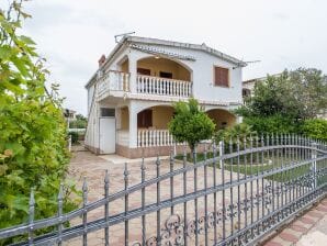 Three bedroom apartment with balcony and sea view Vir A-18570-a