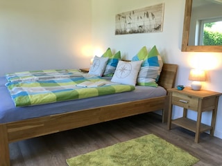 Großes Schlafzimmer mit Doppelbett