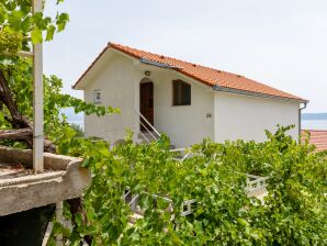 Two bedroom apartment near beach Pisak, Omiš A-15177-a