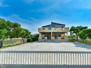 Apartment Povljana  5