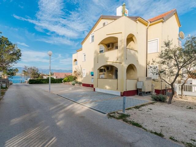 Apartment Povljana 4