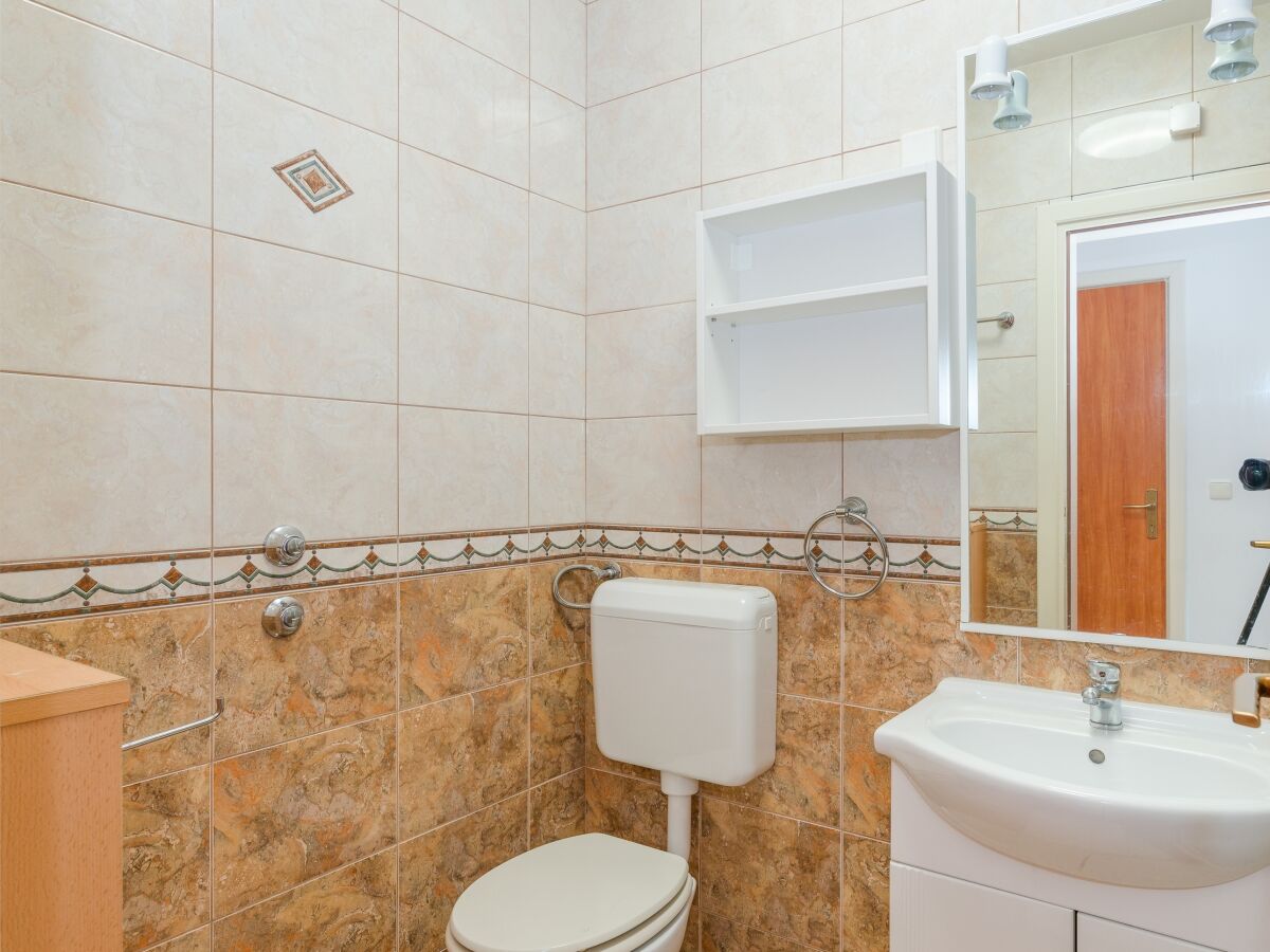 Apartment Povljana 24