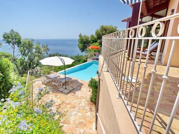 Villa with pool and sea views in Le Pradet