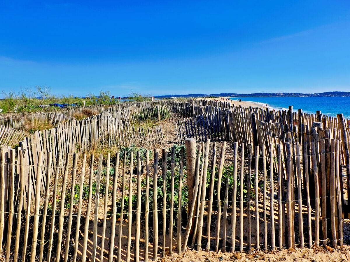 naturbelassener Strand bei Carqueiranne