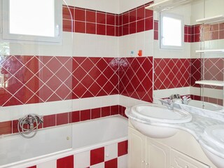 Bathroom with tub in the holidayhome in Les Issambres