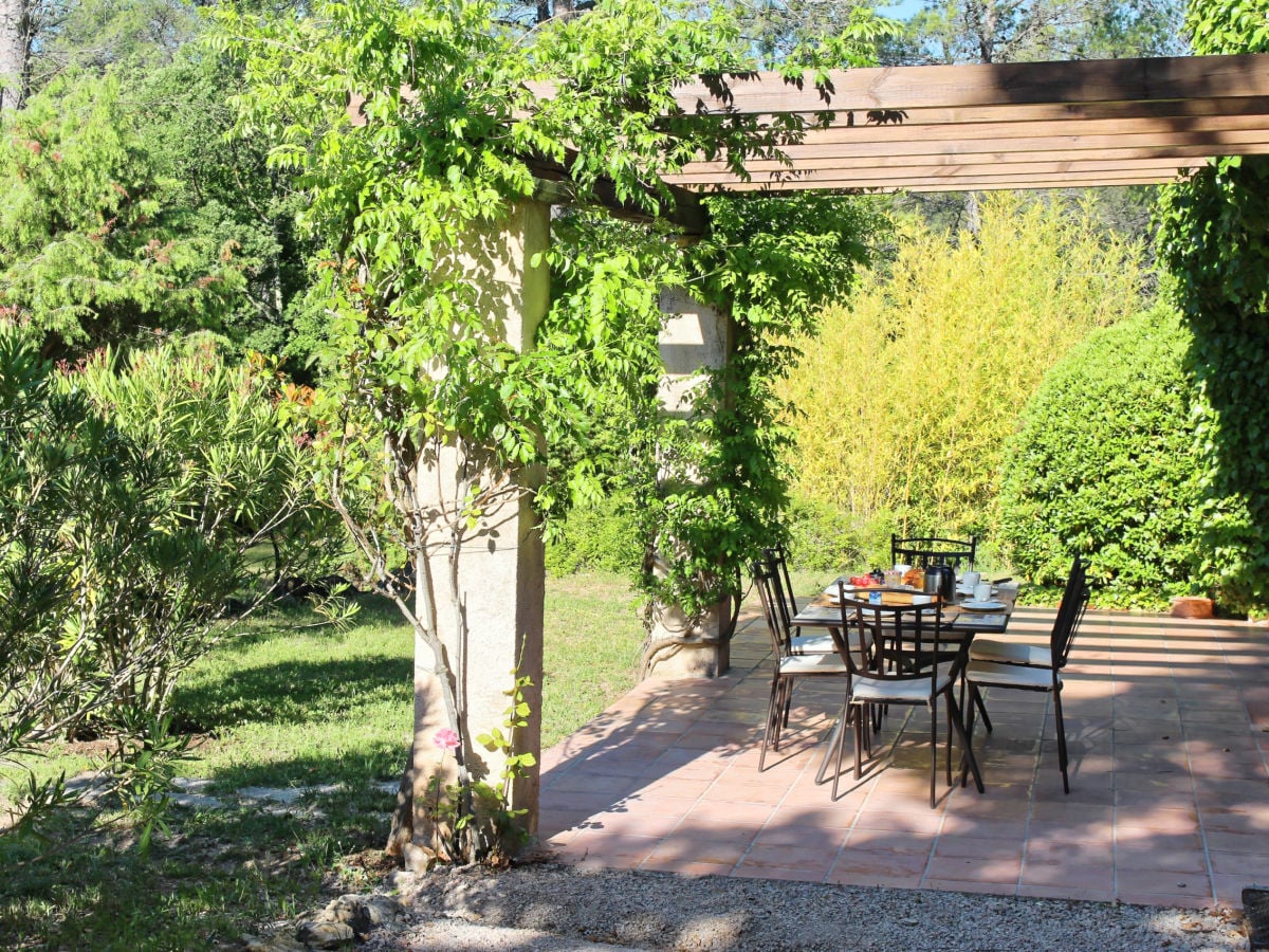 Schattige Terrasse seitlich des Ferienhauses