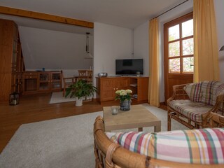 Wohnraum mit Essecke im Hintergrund