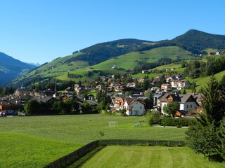 Aussicht vom Balkon auf St. Vigil und Wiesen