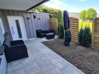 kleine Terrasse mit Garten