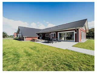 Beispielbild Außenansicht mit möblierter Terrasse