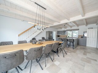 Beispielbild großer Esstisch und Küchenbereich