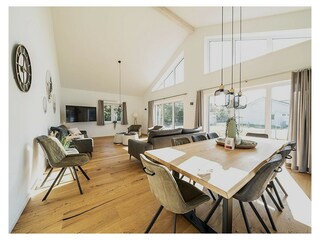 Beispielbild großer Esstisch und Wohnbereich