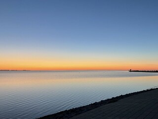 Sonnenuntergang am Fährhafen