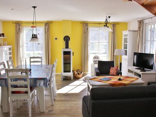 Wohnbereich mit Esstisch, Sitzecke und Kamin