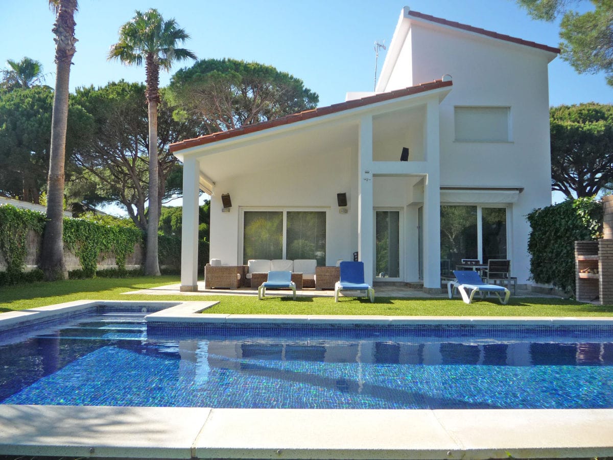 Garden and swimming-pool