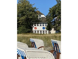 Blick vom Strand auf die Villa