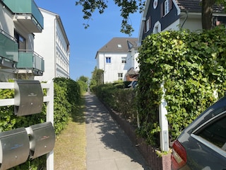 Zugang vom Parkplatz zur Villa