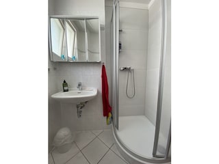 Badezimmer mit Dusche und WC