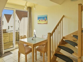 Esstisch, Balkon und Treppe zum Schlafzimmer im OG