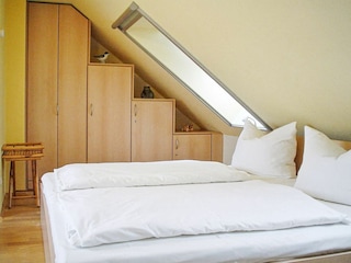 Schlafzimmer mit Doppelbett