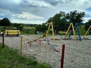 Spielplatz nur wenige Meter vom Haus entfernt