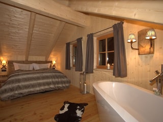 Schlafzimmer mit Badewanne