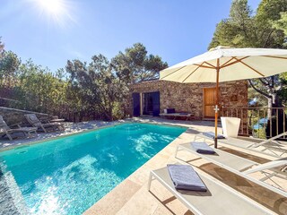 Poolbereich mit Sonnenliegen