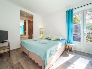 Schlafzimmer 2 mit TV u. Duschbad en suite