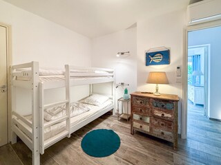 Kinder-Schlafzimmer mit Hochbett und Ausziehsofa