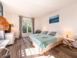 Schlafzimmer 3 mit TV und Bad en suite