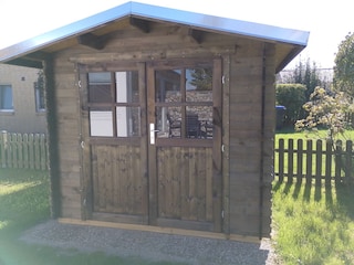 Gartenhütte mit Unterstellmöglichkeiten für Fahrräder