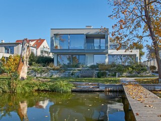 Blick vom See aufs Haus