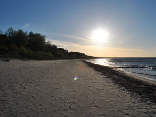 Einsamer Strand im Herbst
