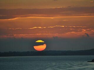 Sonnenuntergang über dem Bodden im Herbst