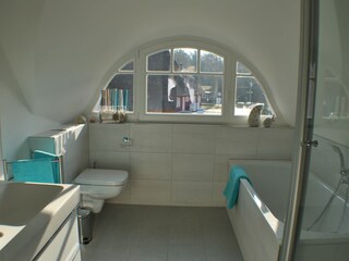 Bad im OG mit Dusche und Badewanne