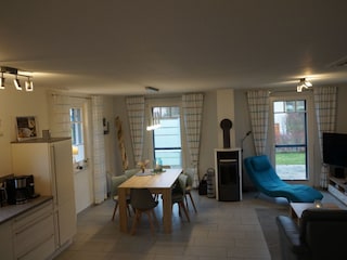 Wohnzimmer mit offener Küche