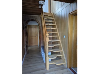Eingangsbereich mit Spartreppe aus buchenholz