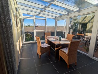 Wintergarten mit Blick auf Sommerdeich und Felder