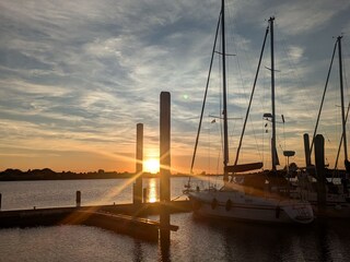 Sonnenuntergang im Yachthafen