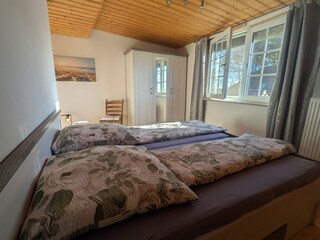 Schlafzimmer mit doppelbett im 1. Stock