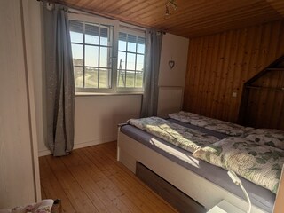 Schlafzimmer mit Doppelbett im 1.  Stock